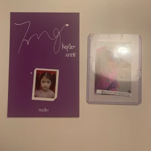 Xiaoting photocard  - Säljer min Xiaoting baby picture pob från albumet the first impact. För proofs kolla min instagram @kep1er_tradesssss