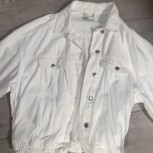 Vit jeansjacka - Vit jeansjacka från Gina tricot i storlek xs köpte för ca 3 år sedan och har inte använts mer än 4 ggr. Ser ut som ny och är fortfarande kritvit. Säljer den då den ej används