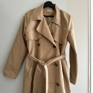 Trenchcoat  - Nästan helt oanvänd (använts 1 gång) 