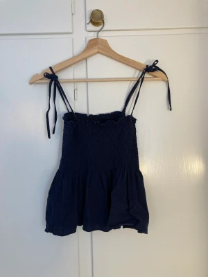 Volang topp  - Säljer denna blåa gulliga toppen✨