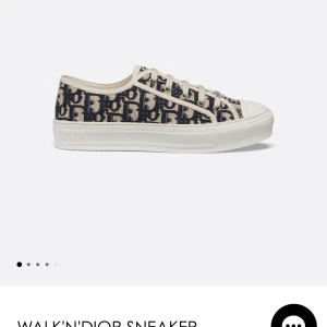 dior skor - säljer mina såå snygga dior skor då dom tyvärr va lite små😫 kvitto och påse tillkommer nypris 9000. dom är i fint skick men fortfarande lite använda!💘