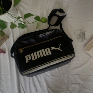 Axelväska puma - Stor axelväska. Färgen är avskavd på vissa ställen. Helt fungerande. Mycket utrymme.
