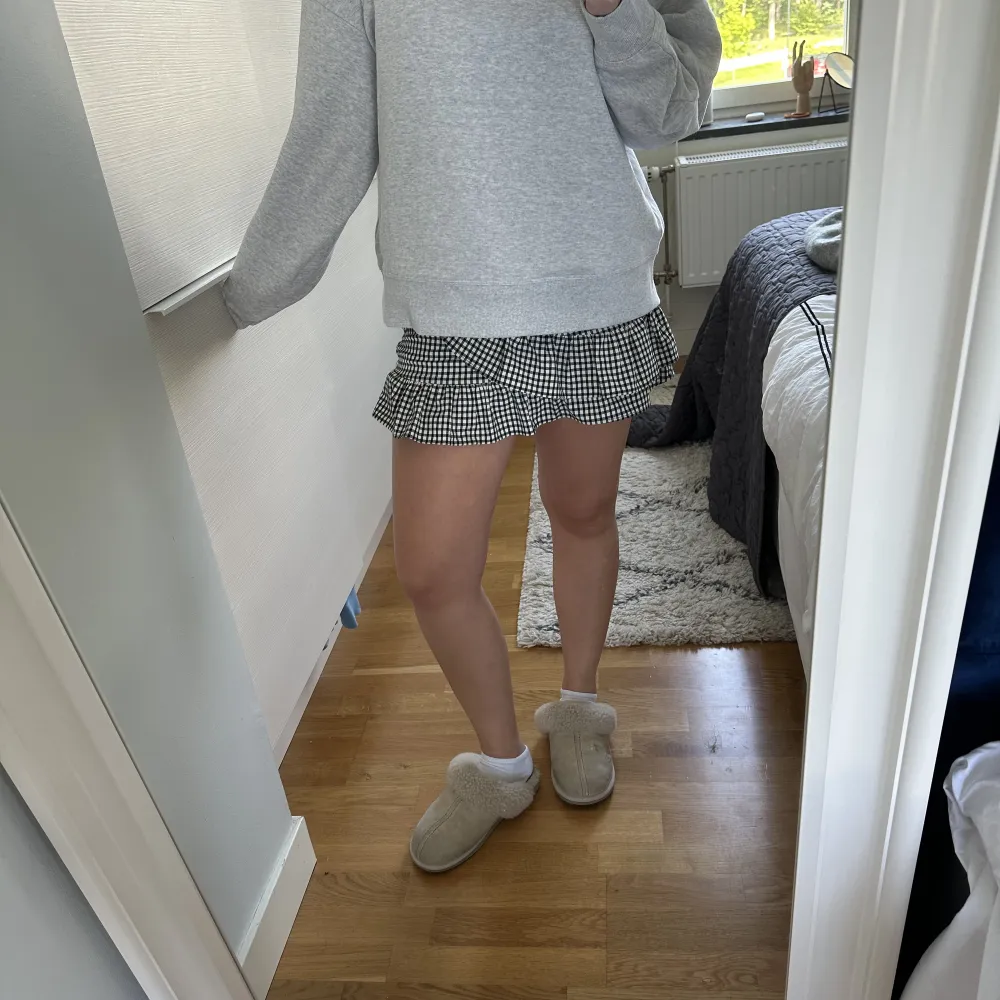 Min favoritkjol med shorts under😍rutig, svart och vit. Kjolar.