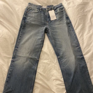 Zara Wide-Leg Mid-Rise Extra Long Jeans  - Aldrig använda, galet sköna, och jätte snygga! 