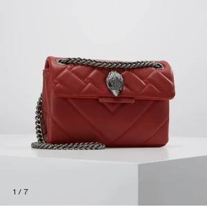 Kurt geiger väska - Intressekoll på denna Kurt geiger väska som jag endast använt ett fåtal gånger. Har en pytteliten defekt på undersidan av väskan men det syns knappt, skriv för fler bilder! Slutsåld på hemsidan! Säljer vid bra bud! Budgivning startar på 1500 kr❤️❤️