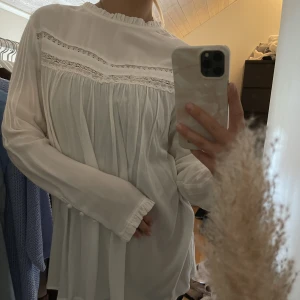 Blus - En vit blus med lite krage.