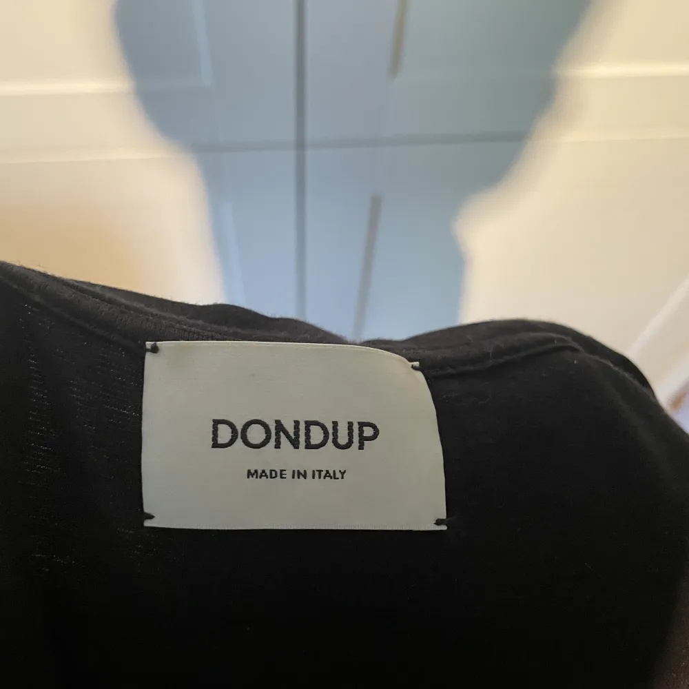 En snygg Dondup t-shirt med tryck på bröstet och ryggen. . T-shirts.