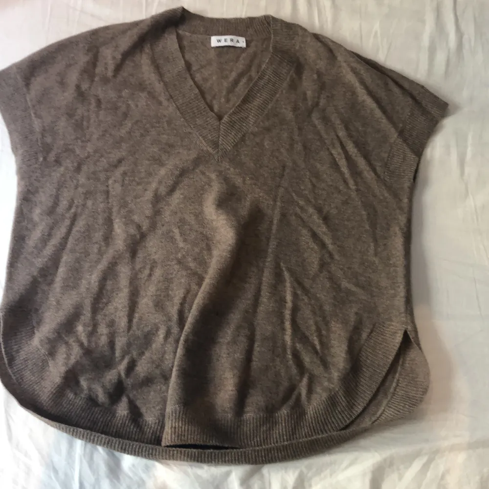 V-ringad brun stickad tröja från Wera. Kan användas som en t-shorts men också som en tjocktröja!💓💛. Tröjor & Koftor.