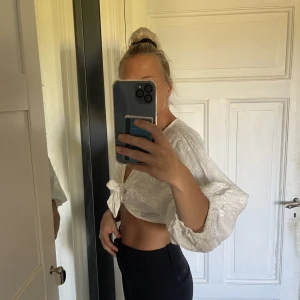 grop tio/blus zara - Använd ett fåtal gånger, super fin spets blus från zara, Rensar min garderob så kolla gärna in min garderob, säljer mycket fint !💗