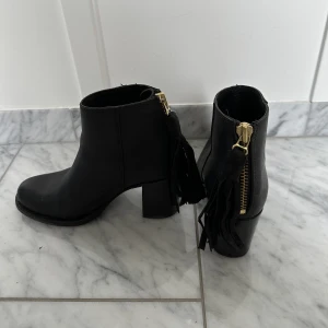 Primeboots - Så snygga stövletter från primeboots som har använts endast ett fåtal gånger och är därför i perfekt skick🖤