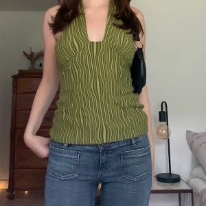 Randig halternecktopp - Grön haltertopp som knyts i nacken och har en dragkedja i ryggen, originellt från Pull&Bear! 💞