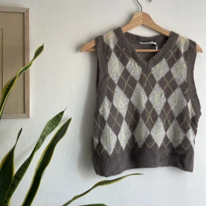 Stickad väst - En fin tunn stickad väst från Weekday som jag säljer för att den inte kommer till användning. Den motsvarar M men jag tycker den sitter lite tightare och är mer som S. Har använt ca 2 ggr och den är i fint skick!