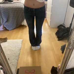 Lågmidjade jeans  - Säljer dessa lågmidjade jeans från lindex då jag har ungefär ett likadant par redan! 💞 buda gärna! 