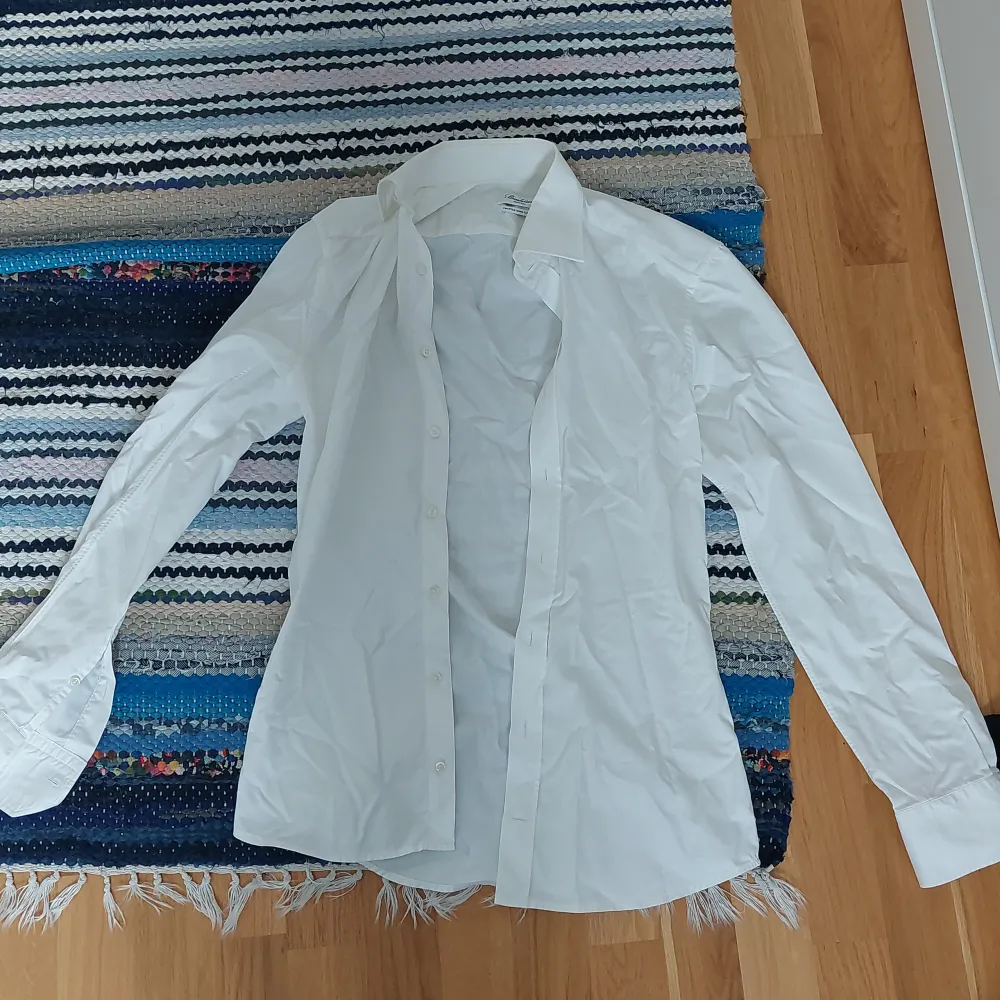 Vit skjorta från Stenströms slimline, storlek 36. Inte mycket använd.. Skjortor.