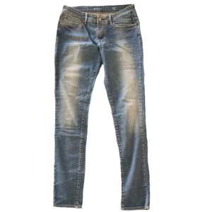 Ljus blå jeans i storlek 30 från Demi curve. De har små randiga detaljer och är Mid Rise. De är lite stora för mig så har ingen bra bild med de på🫶