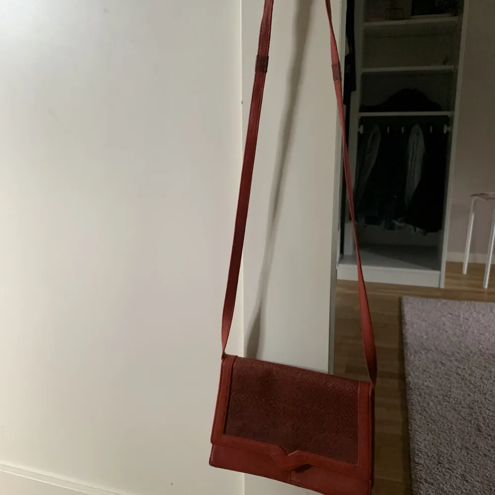 Superfin röd handväska, köpt på second hand🫶🏼150 kr + frakt🫶🏼. Accessoarer.