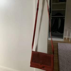 Superfin röd handväska, köpt på second hand🫶🏼150 kr + frakt🫶🏼