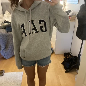 GAP hoodie - Intressekoll på denna skitsnygga hoodie från GAP🤗 Kom gärna med prisförslag! I helt nytt tillstånd använd 1-2 ggr endast därav funderar jag på att sälja 💞direkt pris 500kr + frakt 74kr