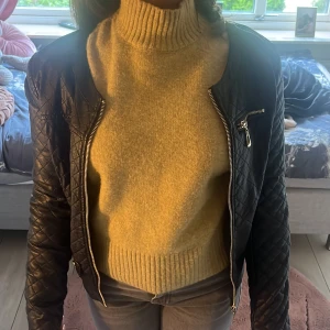 Läder jacka från Yu & me paris - Säljer denna läderjacka från yu & me som köptes i Paris. Jackan köptes för 699 kr. Nypris 299 kr. Storleken är M men passar nån som bär 34/36.