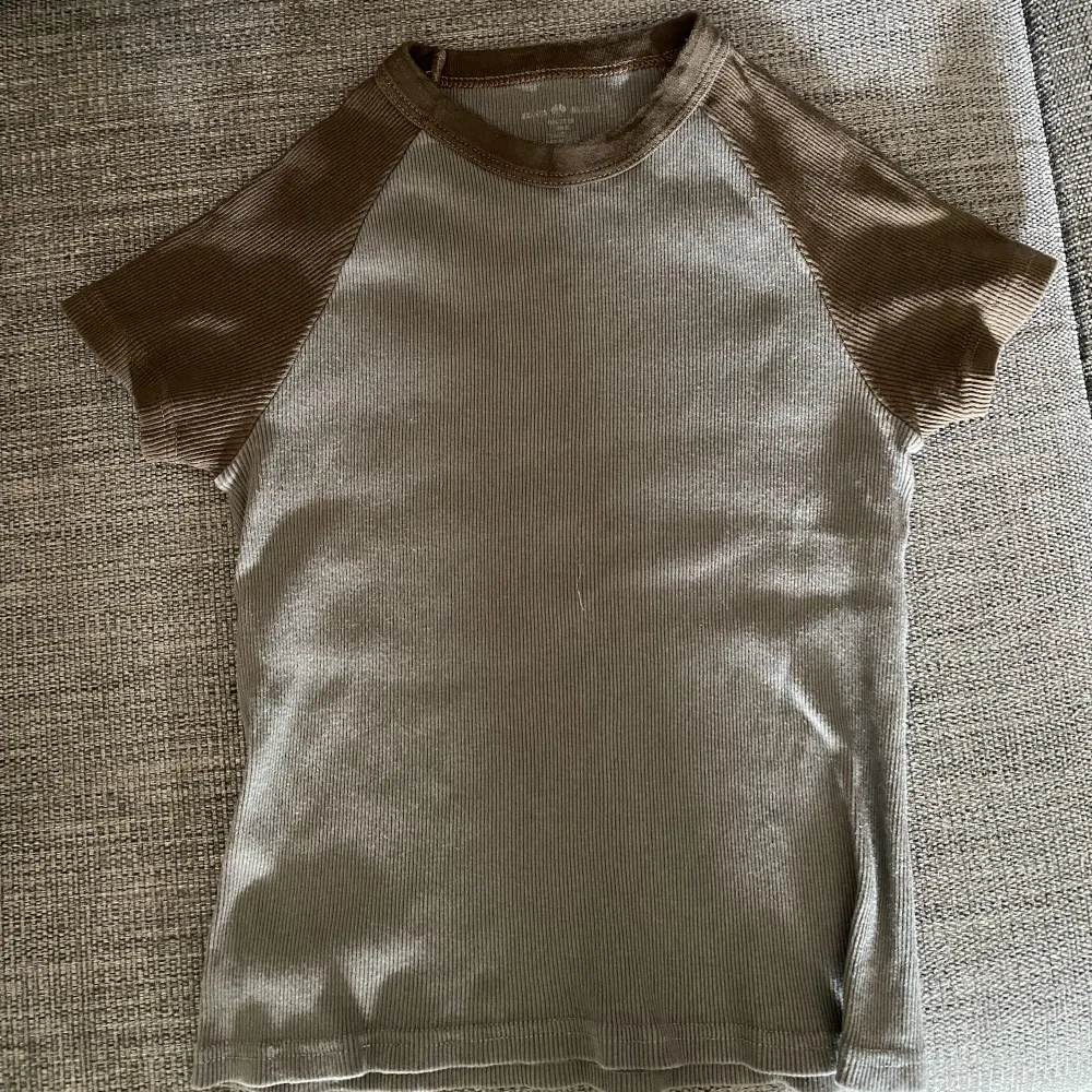 brandy melville bella top. köpt för 250kr. använd ungefär 5 gånger men är i nyskick. one size men passar som xs/s. kom privat för flera bilder eller frågor ❤️. T-shirts.