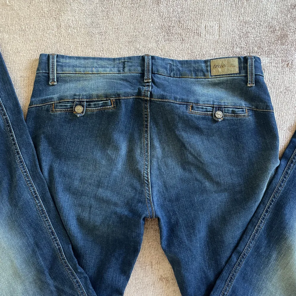 Så snygga lågmidjade bootcut jeans!!! Från 2000. Storlek 38. Jeans & Byxor.