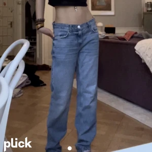 jeans från gina tricot LÅGMIDJADE MIDWAIST - helt oanvända !! endast testade (beställde hem 2 olika storlekar å dessa va förstora). lowwaist / midwaist