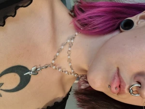 Pärlhalsband  - Helt i rostfritt stål förutom pärlor och ring! 🖤  Skulle du vara orolig att halsbandet är för kort så är det bara att skriva så sätter jag dit en extra förlängning utan extra kostnad