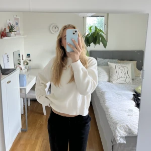 Vit stickad tröja  - Säljer denna vita stickade tröjan från mango, skriv gärna vid frågor eller för fler bilder🌟