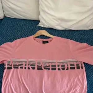 En helt oanvänd vin rosa peakperformens t-shirt i storlek 170 som motsvara storlek s, du står för frakten😊