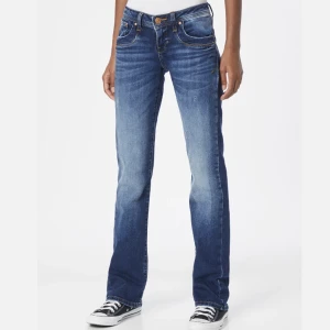 LTB JEANS🫶🏼🫶🏼 - Säljer nu mina superfina jeans från ltb i modellen ”Valerie low bootcut”🫶🏼 Är ledsen över att behöva sälja dessa men de passar mig tyvärr inte längre, därmed inga egna bilder. Skriv privat om ni vill få egen bild på jeansen💗