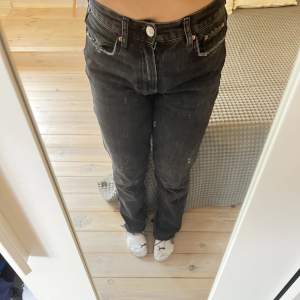 Snygga jeans från gina tricot i storlek 36!👖har även slitsar vid slutet av benen