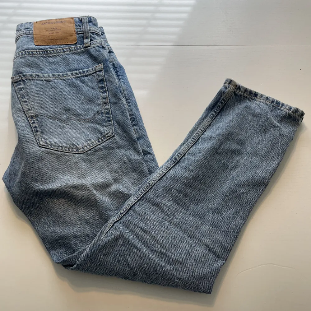 Snygga jeans från Jack & Jones i modellen loose chris! Storlek 27/30 och i fint skick⭐️. Jeans & Byxor.