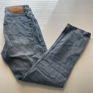 Snygga jeans från Jack & Jones i modellen loose chris! Storlek 27/30 och i fint skick⭐️