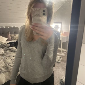 Grålångarmad - Säljer denna gråalångarmade tunna tröja. Jätte bra skick. 90 plus frakt💞