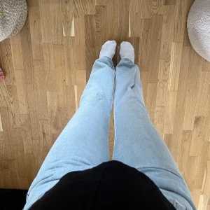 Low straight jeans - Low straight jeans från bikbok, storlek 26/32 men är stora i storleken. Knappt använda så i bra skick. Köparen står för frakten 🥰är 174cm lång