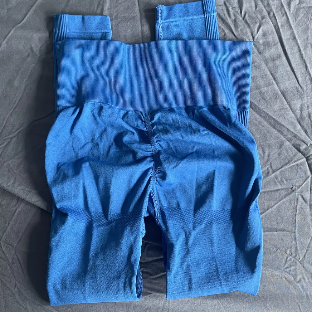 Säljer ett par blåa superfina tights från shein. Använda några gånger. Fin scrunch bak. Jeans & Byxor.