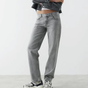 Jeans - Snygga ljusgrå mid waist jeans från Gina i storlek 36! Dom är använd 2-3 gånger ungefär☺️Sitter som en smäck och är helt felfria, säljer endast för att jag har för många jeans!! Hör av dig för fler bilder & mått!:) Nypris: 499 kr💕