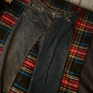 Bootcut jeans - Jättefina jeans köpta second hand som tyvärr inte passade mig i midjan. Jättebekväma och fin färg, är i behov av pengar  Midjemått: 40 tvärs över