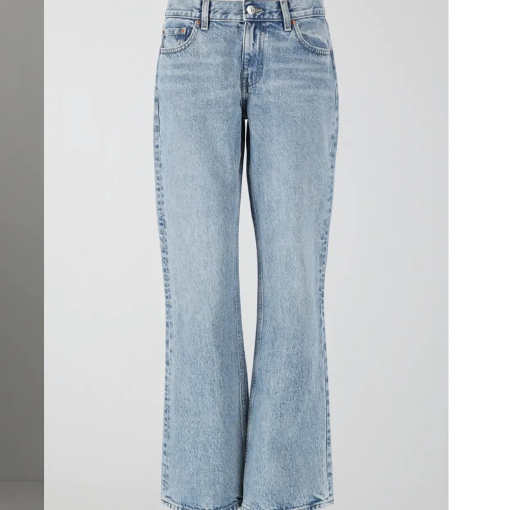 Jättefina lowrise bootcut jeans från gina tricot. Knappt använda därav i jättefint skick!. Jeans & Byxor.