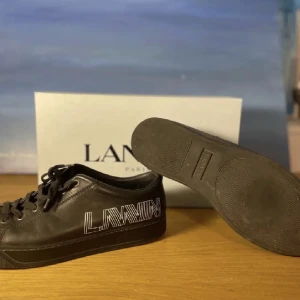 Lanvins  - Säljer ett par svarta lanvins i size 44, plein, vit stilren logga på sidan! Ingen box ,Mycket bra skick.