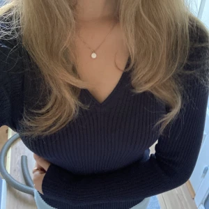 CW topp - Mörkblå, ribbad tröja från Carin Wester. Den är gjord med väldigt bra kvalitet och är i nyskick🌟