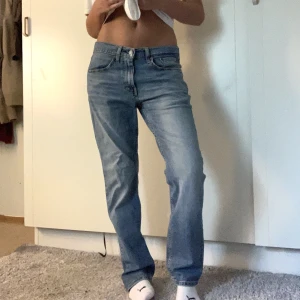 Lågmidjade jeans - Lågmidjade Levi’s jeans, så skönt material!! Jag är 169 o när 36 i alla jeans o byxor 💥