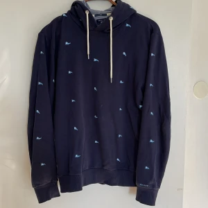 Gant Hoodie - Storlek L, sitter som M. Fint skick då hoodien knappt är använd.
