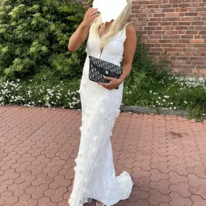 Säljer denhär underbara bal/ brudklänning från Nicole Falcianis kollektion med Bubbleroom. Jättefina vita blomdetaljer, vilket gör den väldigt unik. Använd 1 gång, och är kemtvättad sen dess. Nypris är 3500kr. Lånad första bild🥰 DM för egna. 