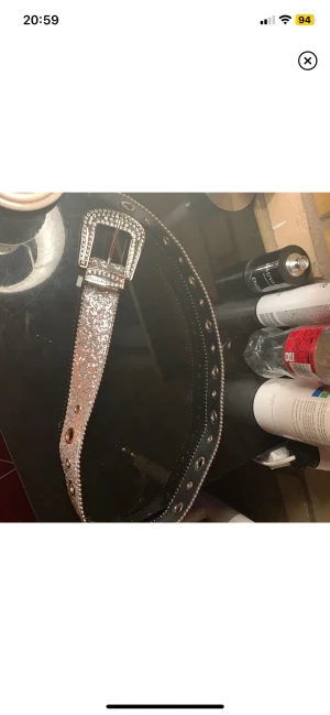 Rhinestone bälte - Säljer mitt hel nya bälte som är ond size 