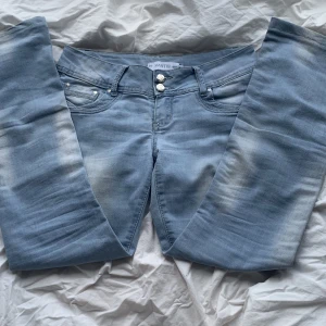 Lågmidjade jeans - Sypersnygga lågmidjade raka/vida jeans. Bara att skriva om du har några frågor eller vill ha fler bilder (kan tyvärr inte skicka med dem på)🌟🌸