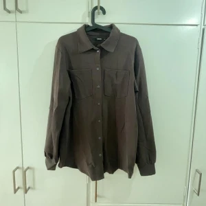Brun skjortjacka bikbok - Brun skjortjacka från bikbok. Sparsamt använd. Fint skick. Storlek M 