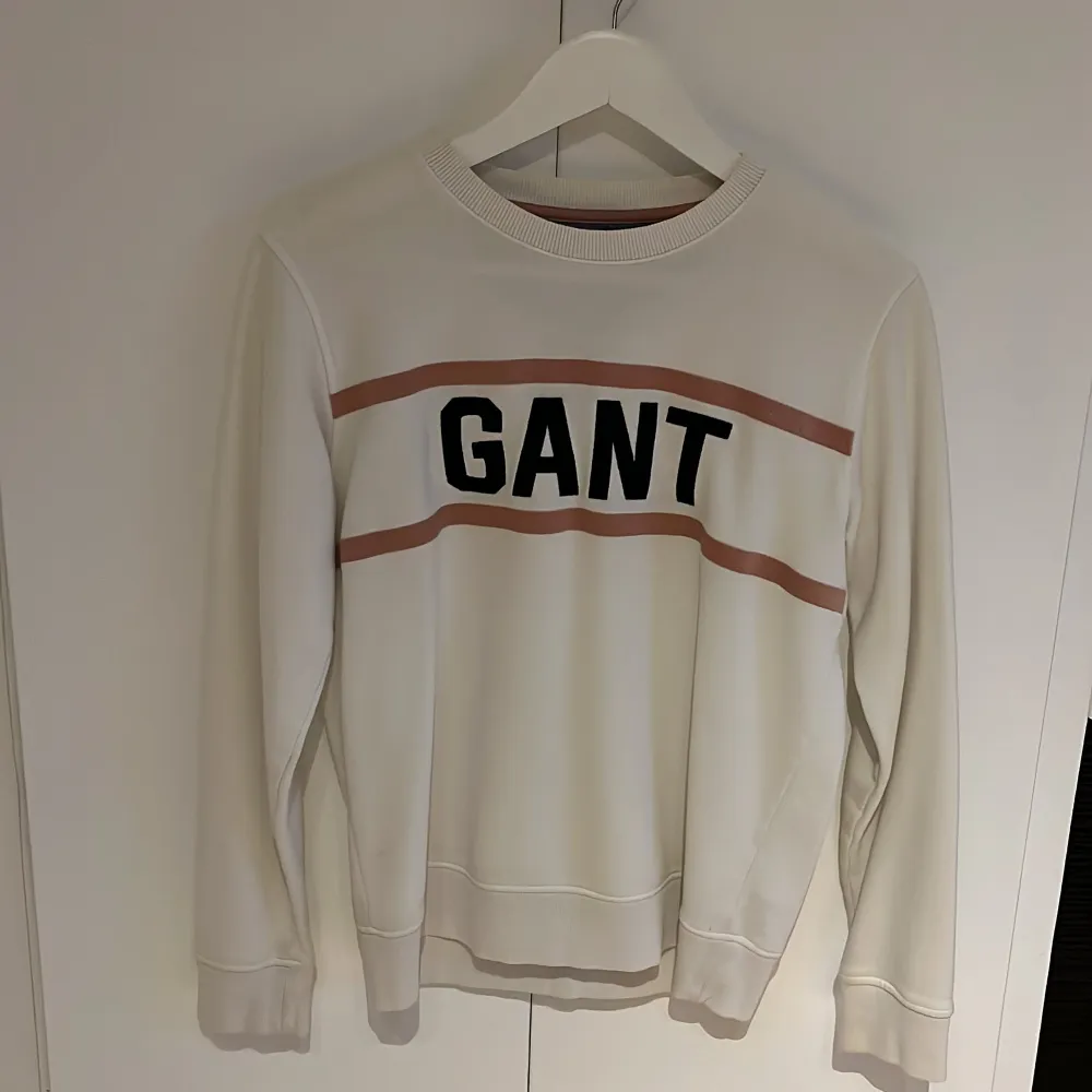 En vit tjocktröja från märket Gant i storlek 170. Nypris: 400kr. Tröjor & Koftor.