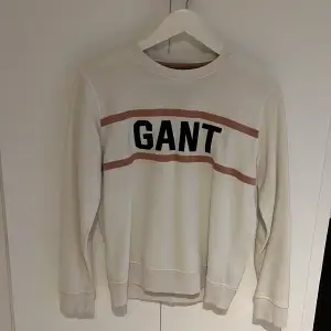 En vit tjocktröja från märket Gant i storlek 170. Nypris: 400kr