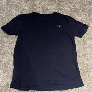 Enkel gant t shirt. - Väldigt skön gant t shirt, skulle behållt om det var min storlek. Riktigt värd. Original pris: 175kr Säljs för 100kr, spara 75kr.